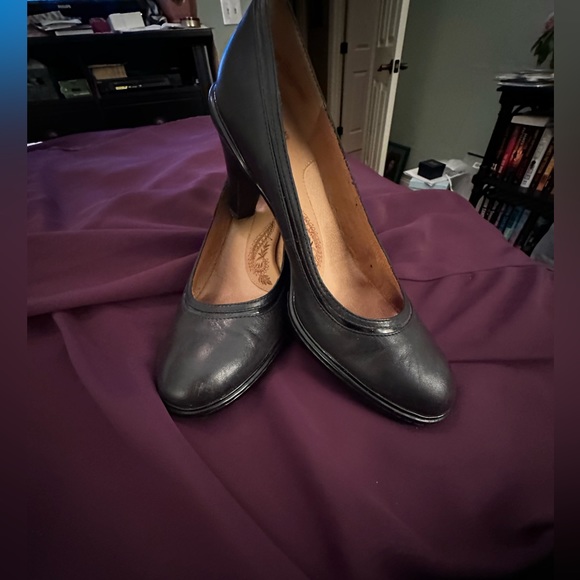Sofft “Tamryn” Black Leather Round-Toe Pumps. Size 8.5. - Picture 2 of 5